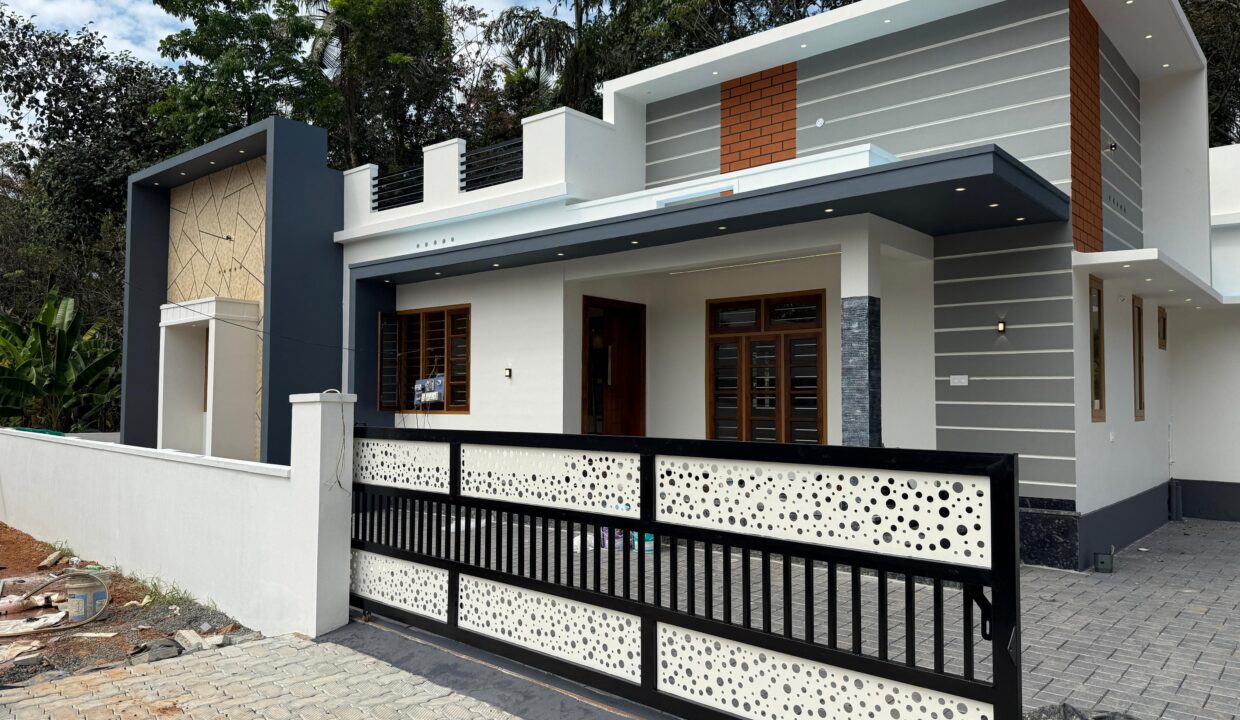 House ForSale @ Ernakulam Valayanchirangara, Mazhuvannoor